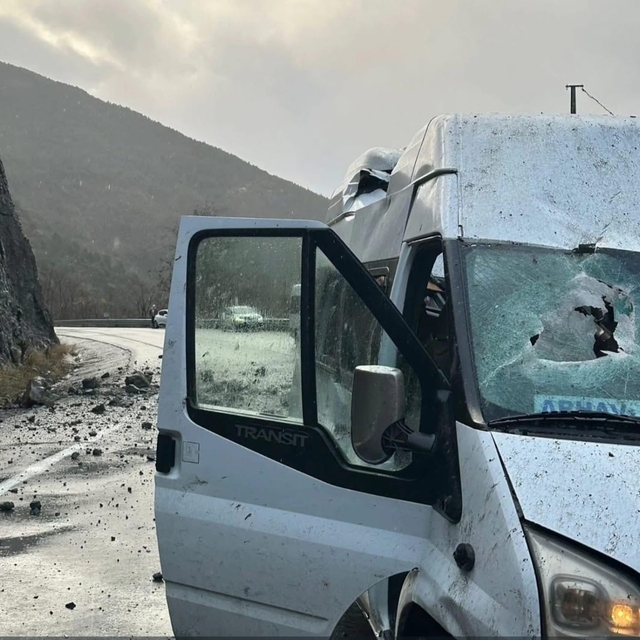 Artvin'de seyir halindeki yolcu minibüsüne kaya parçaları düştü