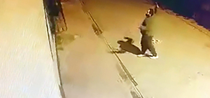 Evin pencerlerine taş atıp, camlarını kırdı