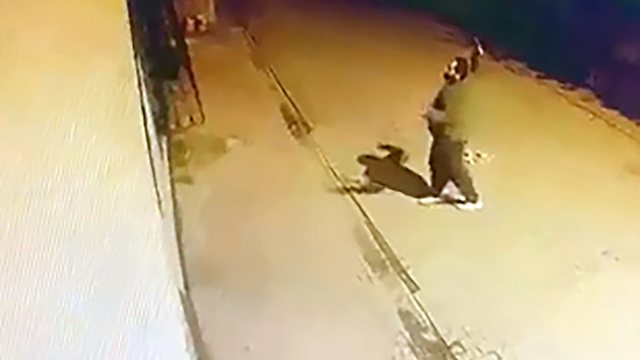 Evin pencerlerine taş atıp, camlarını kırdı