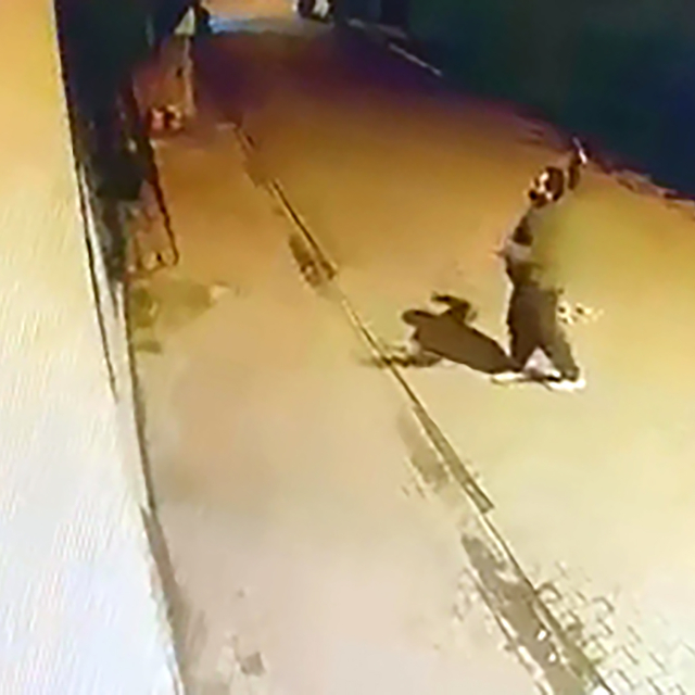 Evin pencerlerine taş atıp, camlarını kırdı