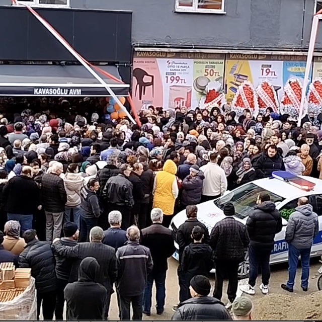 İş yeri açılışında yapılan indirim izdihama sebep oldu