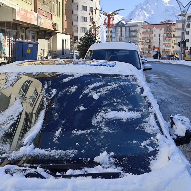 Hakkari'de araç camları buz tuttu