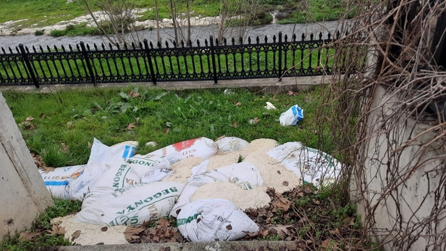 Bilecik'te yol kenarına atılan 15 çuval ekmek hamuru temizlendi