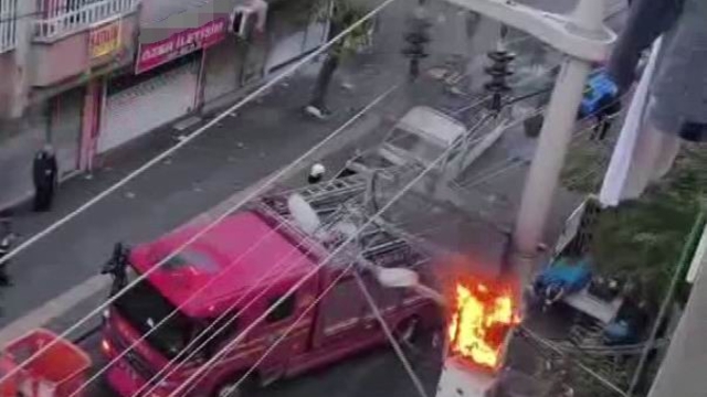 Diyarbakır'da aşırı yüke dayanamayan trafo alev aldı