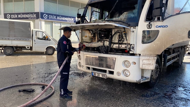 Serik'te park halindeki kamyonda yangın çıktı