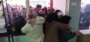 Ucuzu gören kadınlar ezilme tehlikesi atlattı