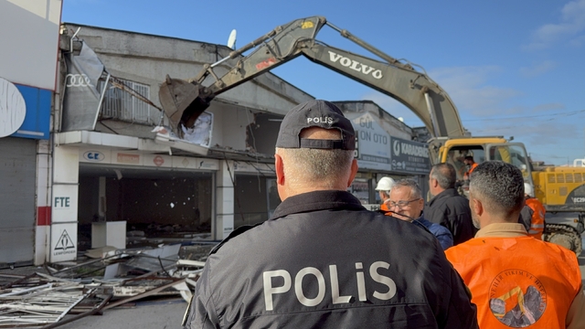 Gülsan Sanayi Sitesi'nde ilk yıkım  başladı