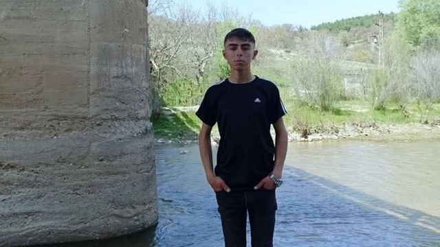 Devrilen traktörün sürücüsü Emre öldü