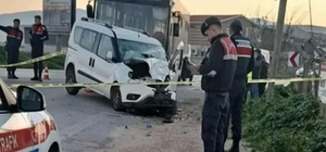 Otobüsle hafif ticari araç çarpıştı: 1 ölü, 2 yaralı
