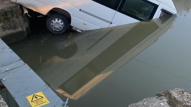 Antalya'da minibüs sulama kanalına uçtu
Sürücünün kendi imkanlarıyla çıkıp aracı terk ettiği öğrenildi