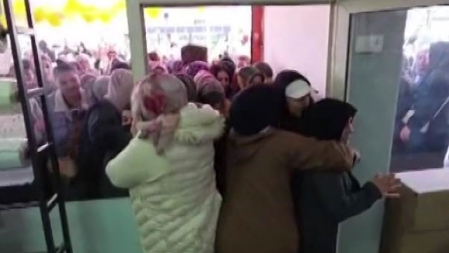 Ucuzu gören kadınlar ezilme tehlikesi atlattı