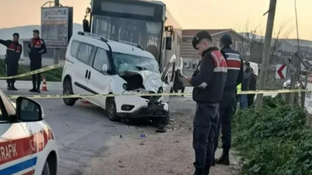 Otobüsle hafif ticari araç çarpıştı: 1 ölü, 2 yaralı