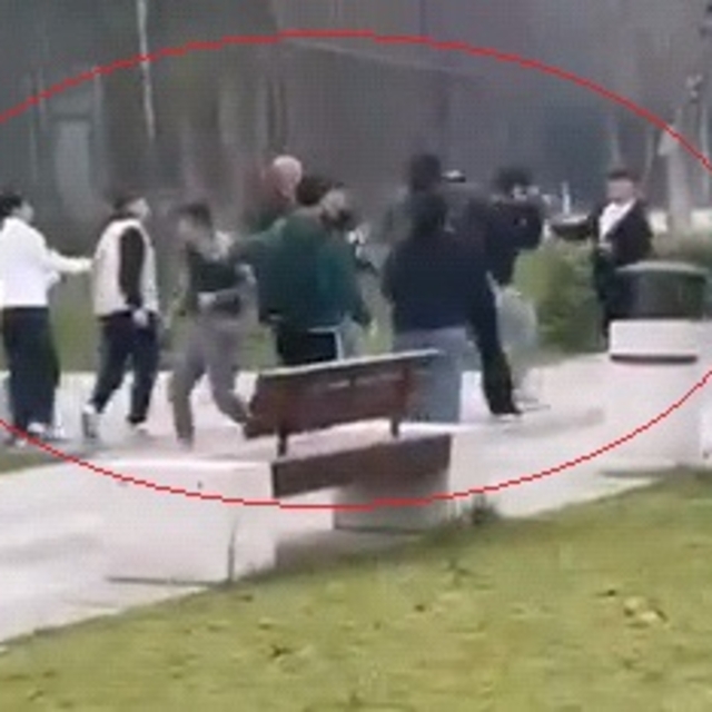 İki grubun tekmeli-yumruklu kavgası kamerada