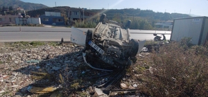 Samandağ ilçesinde devrilen otomobildeki 2 kişi yaralandı