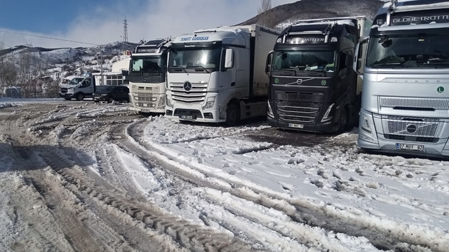 Ardahan'da tırcılar, kar ve tipi nedeniyle kapanan yolun açılmasını bekliyor