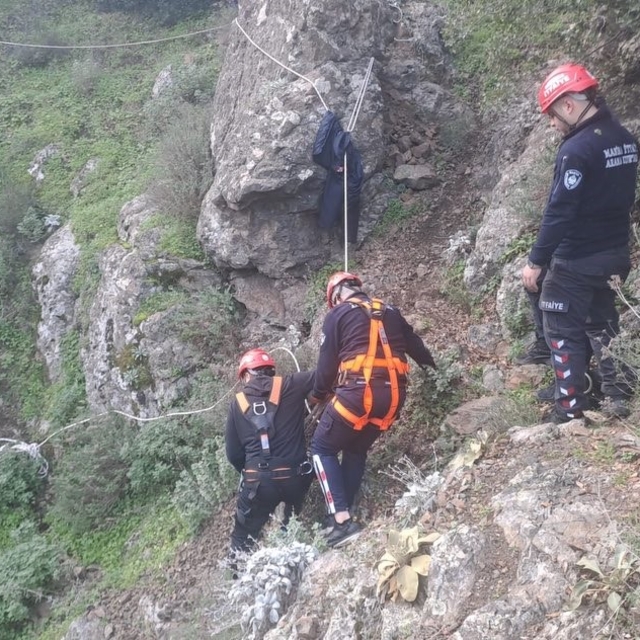 Dağda mahsur kalan vatandaş itfaiye ekiplerince kurtarıldı