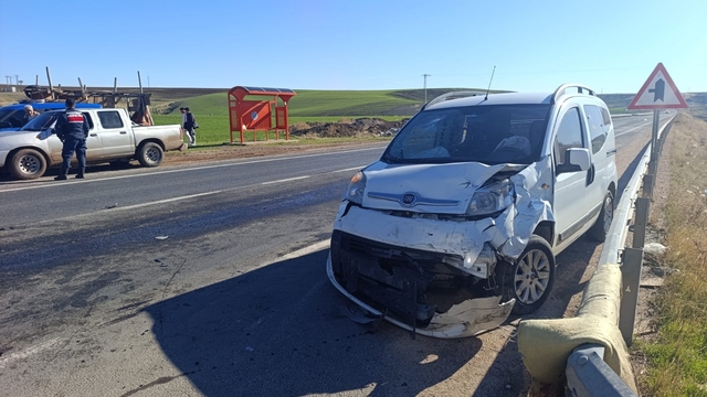 Diyarbakır'da otomobil ile hafif ticari aracın çarpıştığı kazada 4 kişi yaralandı