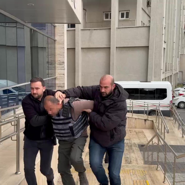 "Eşime neden baktın" diyen adamı bıçaklayarak öldürdü