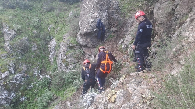 Dağda mahsur kalan vatandaş itfaiye ekiplerince kurtarıldı