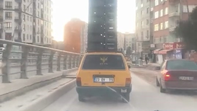 Otomobilin tavanında sebze kasaları taşıdı, trafiği tehlikeye attı
Elazığ'da tehlikeyi aldırmayan sürücü, otomobilin üstünde sebze kasası taşıdı