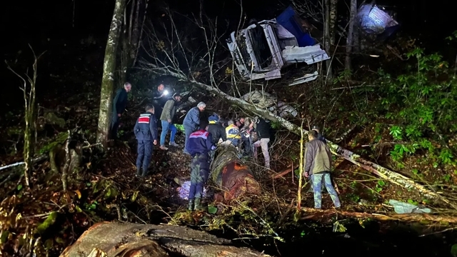 50 metreden dere yatağına devrilen TIR'ın şoförü, 4 saat sonra bulundu
