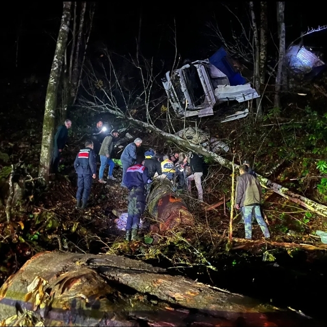 50 metreden dere yatağına devrilen TIR'ın şoförü, 4 saat sonra bulundu