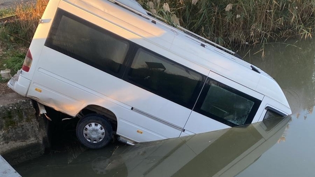 Serik'te minibüs sulama kanalına düştü