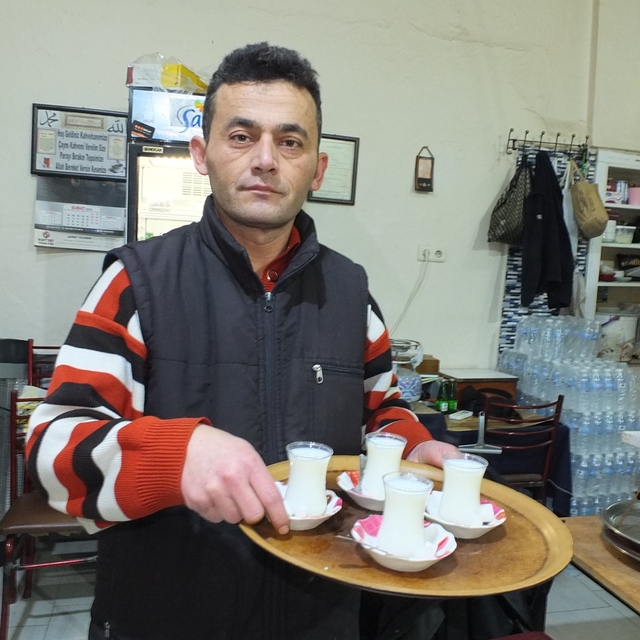Burhaniye'de kahvehanelerde çay yerine süt içiliyor