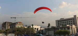 Hatay’da milli sporcu, yamaç paraşütüyle süzüldüğü gökyüzünden sırt paraşütüyle indi