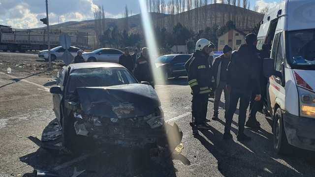 Yozgat'ta otomobil ile kamyonun çarpıştığı kazada 5 kişi yaralandı