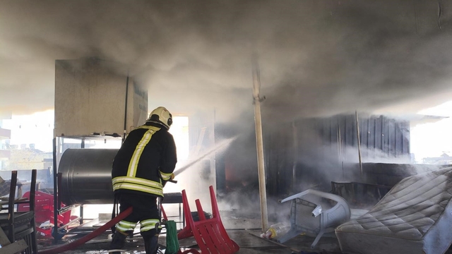 Kırıkhan'da evin çatı katı alevlere teslim oldu