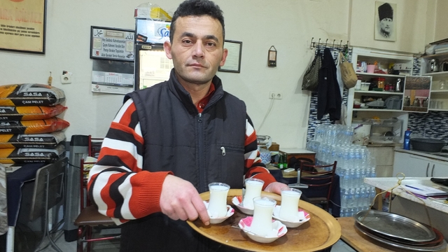 Burhaniye'de kahvehanelerde çay yerine süt içiliyor