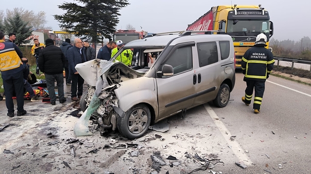 Tırla çarpışan hafif ticari araç alev aldı: 5 yaralı