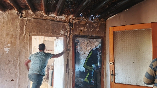 Şarkikaraağaç'ta çıkan yangında iki katlı evin bir bölümü yanarak küle döndü