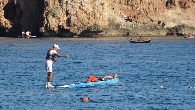 Karlı dağların gölgesinde 20 derecelik sıcak havada deniz keyfi yaptılar
Antalya'da aralık ayında deniz keyfi