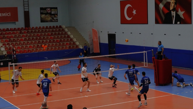 Düzce Belediyesi Spor Akademisi evinde Niksar Belediyespor'u 3-1 ile geçti