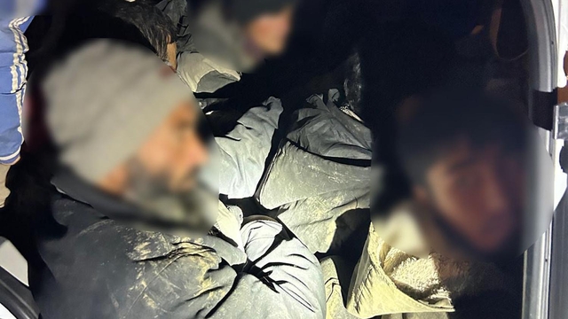 Durdurulan hafif ticari araçtan 12 kaçak göçmen çıktı