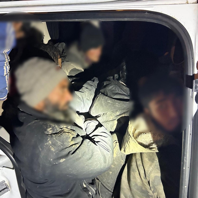 Durdurulan hafif ticari araçtan 12 kaçak göçmen çıktı