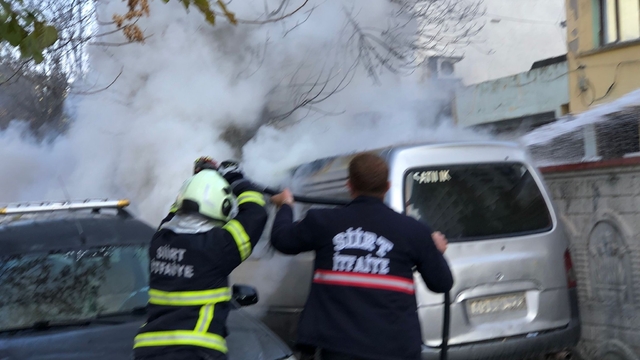 Siirt'te park halindeki kamyonet yandı