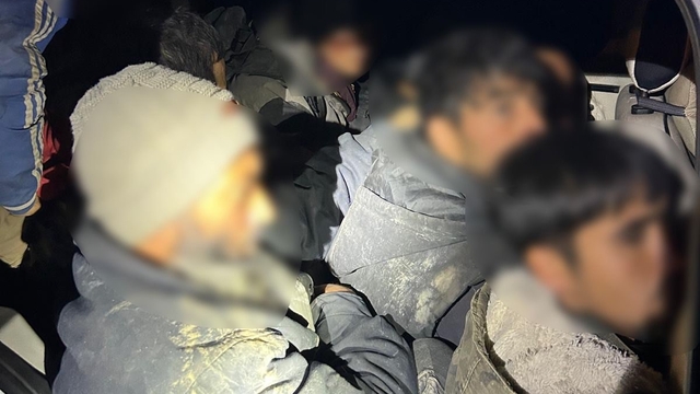 Iğdır'da bir araçta 12 düzensiz göçmen ve 2 organizatör yakalandı