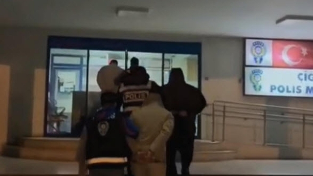 İzmir'de 3 ayrı adrese uyuşturucu operasyonu: 3 gözaltı