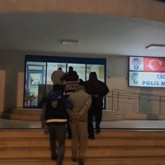 İzmir'de 3 ayrı adrese uyuşturucu operasyonu: 3 gözaltı