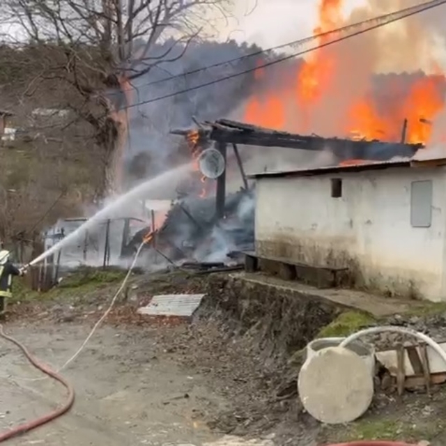 Kastamonu'da ahşap ev, yangında kül oldu
