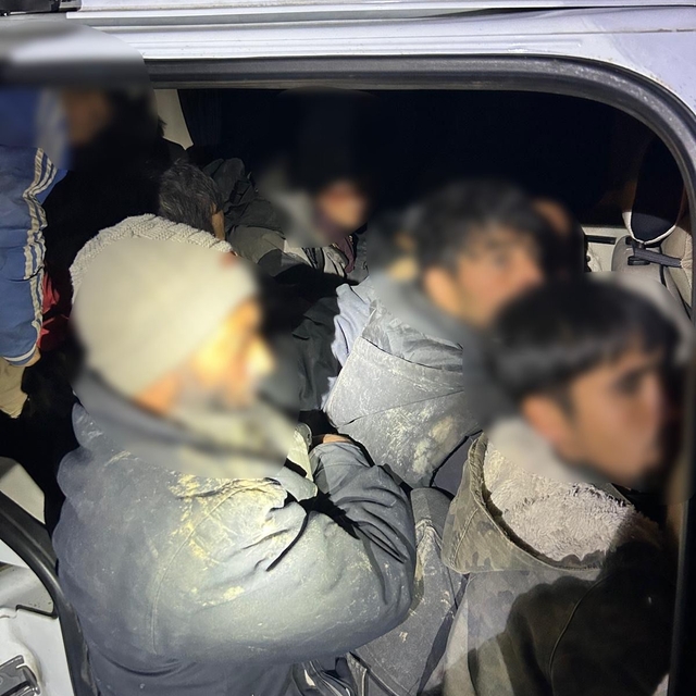 Iğdır'da bir araçta 12 düzensiz göçmen ve 2 organizatör yakalandı