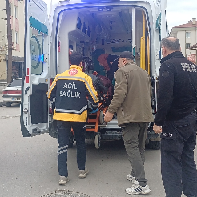 Arkadaşıyla şakalaşırken bıçağın üzerine düşen genç yaralandı