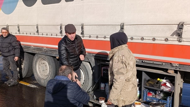 Posof Belediyesi'nden yolda kalan tır şoförlerine sıcak çorba