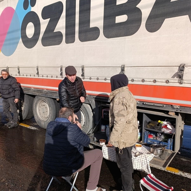 Posof Belediyesi'nden yolda kalan tır şoförlerine sıcak çorba