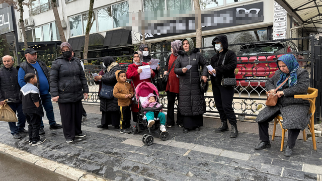 Birikimlerini emanet ettikleri kuyumcunun evinin önünde eylem yaptılar
