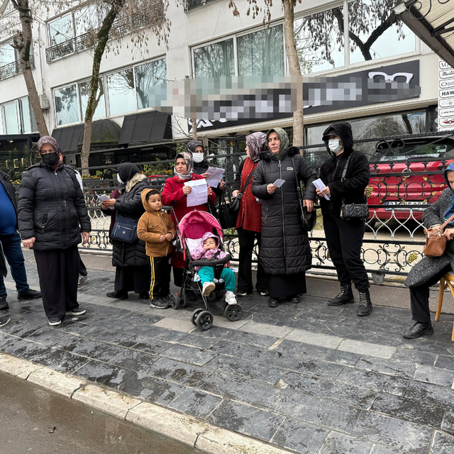 Birikimlerini emanet ettikleri kuyumcunun evinin önünde eylem yaptılar