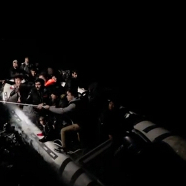 13'ü çocuk 29 düzensiz göçmen kurtarıldı, 2 göçmen kaçakçısı yakalandı